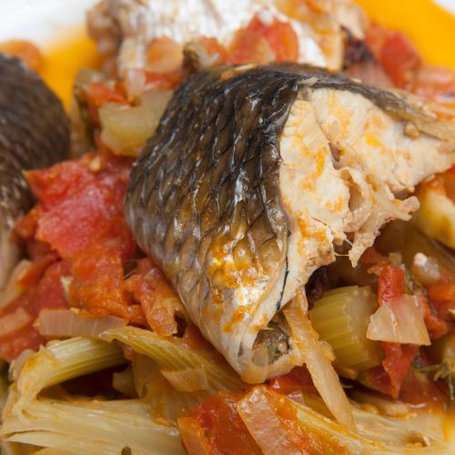 Lo más rico es comer este guisado acompañado de arroz bien graneado con el juguito del sudado.